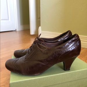 Clarks Artisan heeled oxfords